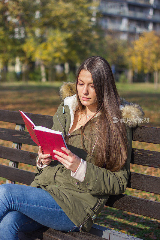 女孩在公园里看书。