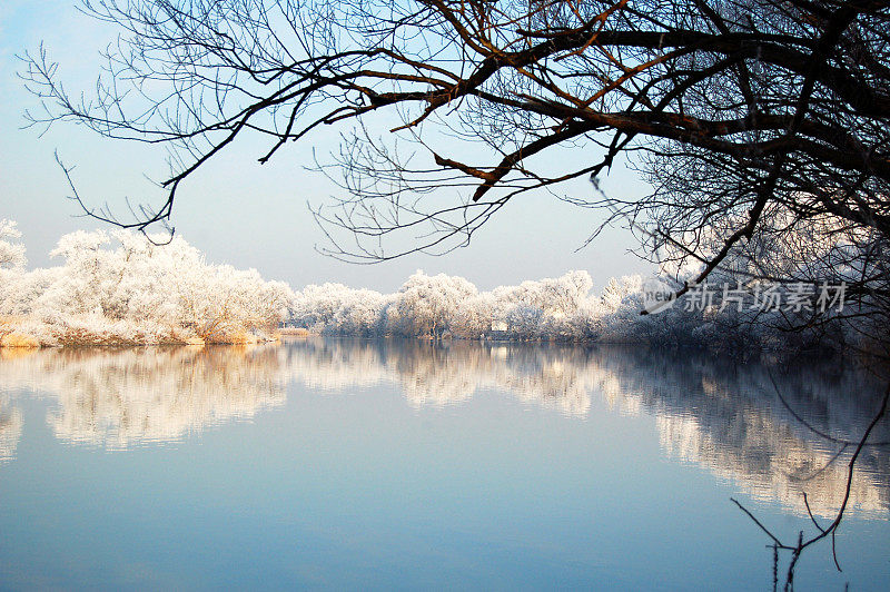 哈维尔河上的霜冻冬季景观(德国)