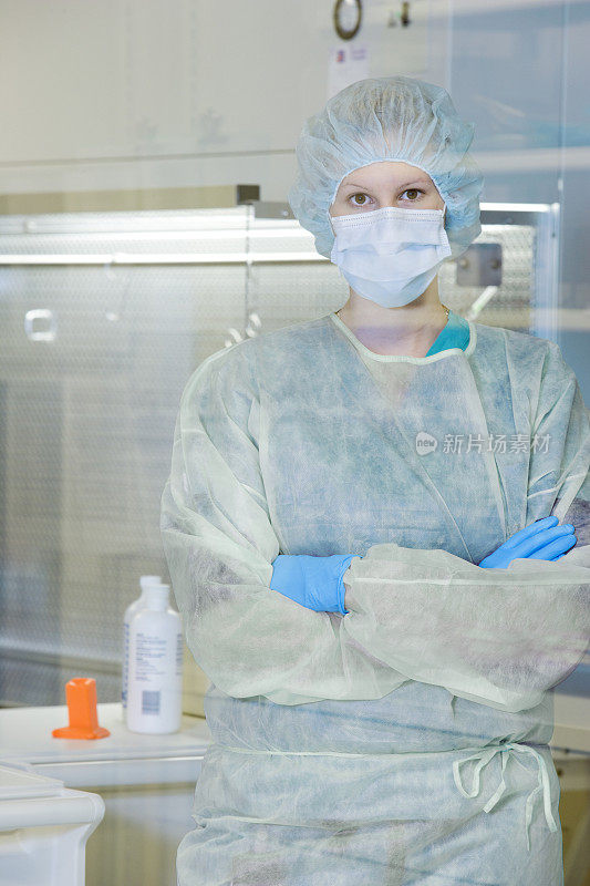 肖像医学研究人员在实验室设施