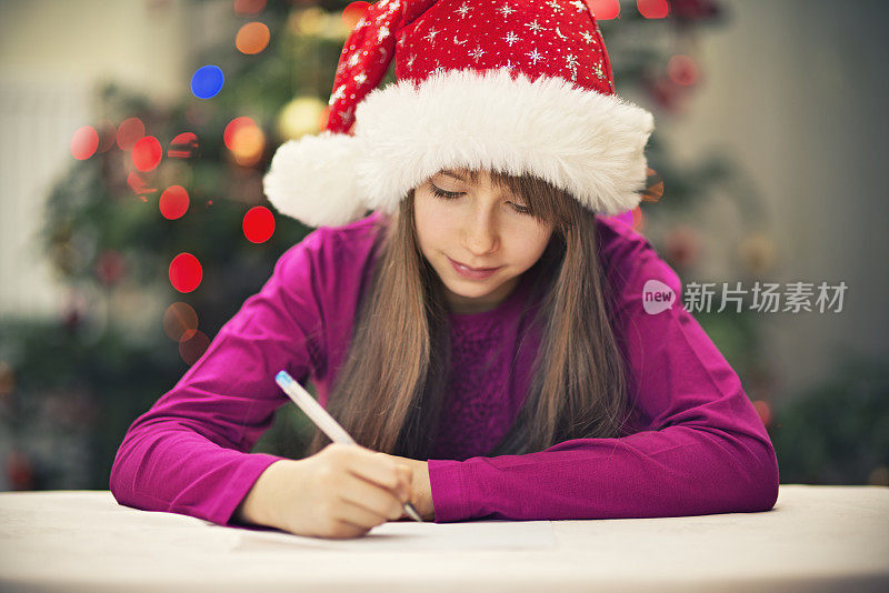 一个小女孩写信给圣诞老人的圣诞肖像