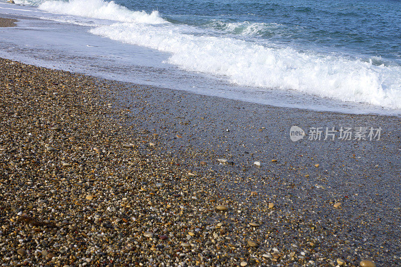 卵石沙滩和海浪