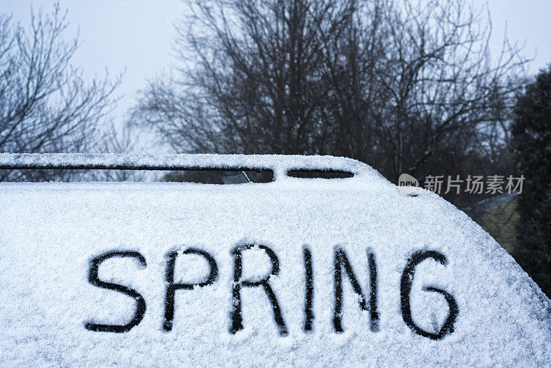 春天的字写在车上的雪