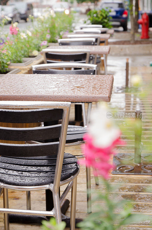雨后，外面餐厅露台上的湿桌子
