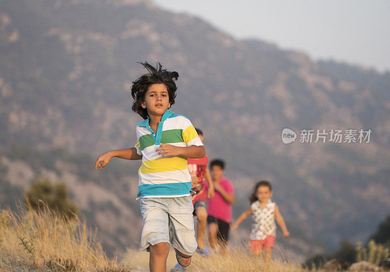 一群孩子在大自然中奔跑