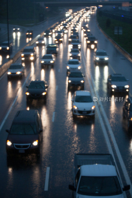 雨天高峰时间交通堵塞