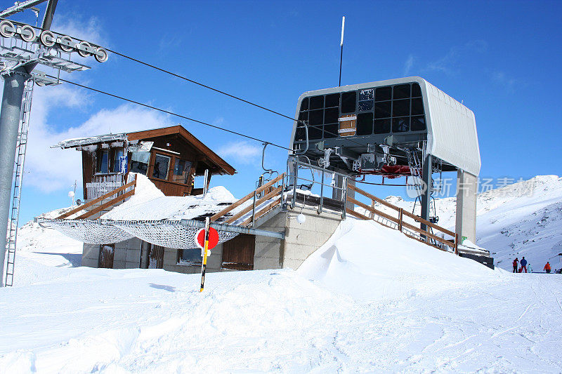 蒂罗尔的齐勒塔尔山上滑雪缆车站
