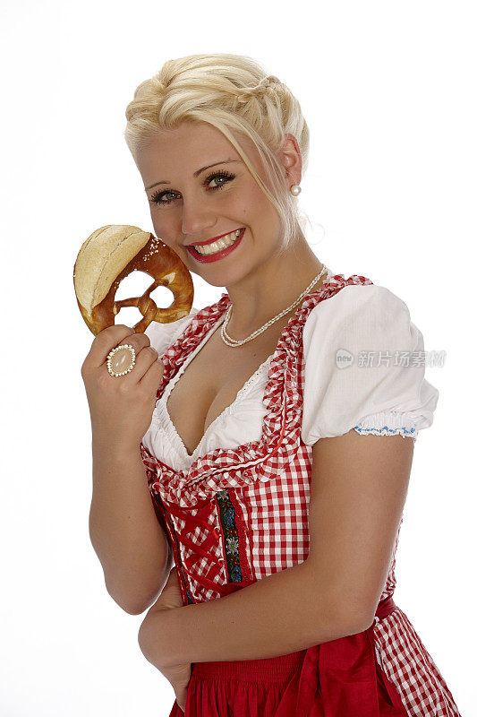女性年轻的金发美女肖像与紧腰宽裙显示椒盐卷饼