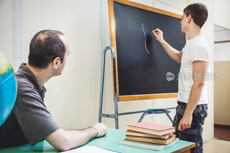 老师在课堂上讲解数学