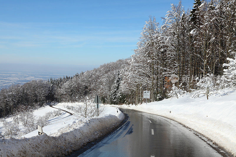 下雪的冬季景观与街道