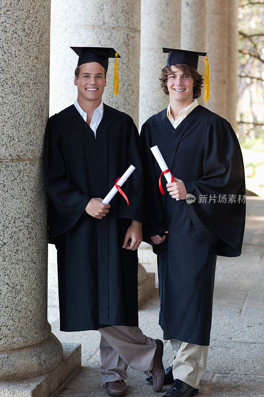 两名男性毕业生持有他们的文凭