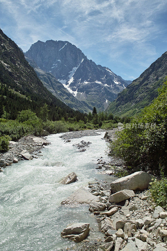阿尔卑斯山谷，有湍急的河流