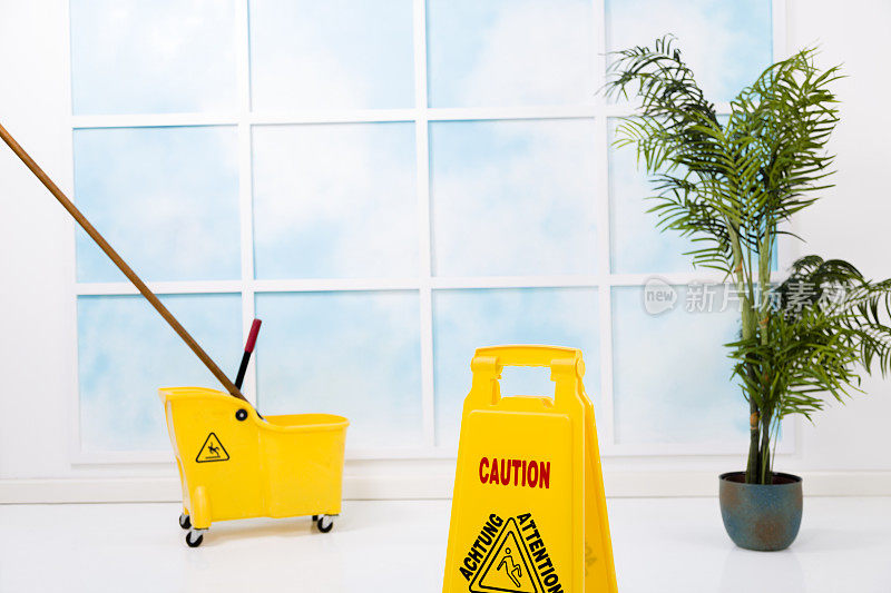服务行业:清洁设备。清洁办公室的地板上。拖地、符号,水桶。