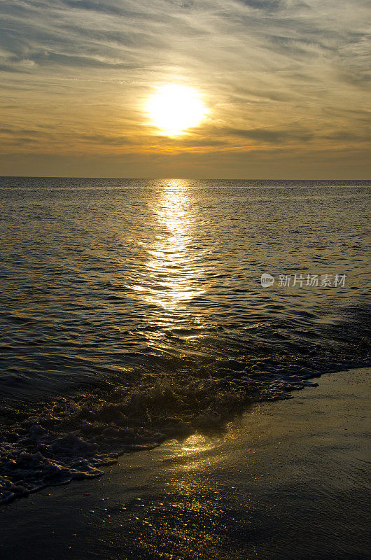 海浪上的日落