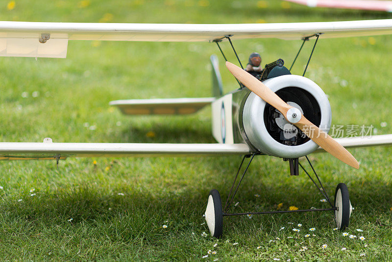 草地上历史悠久的双翼机模型飞机