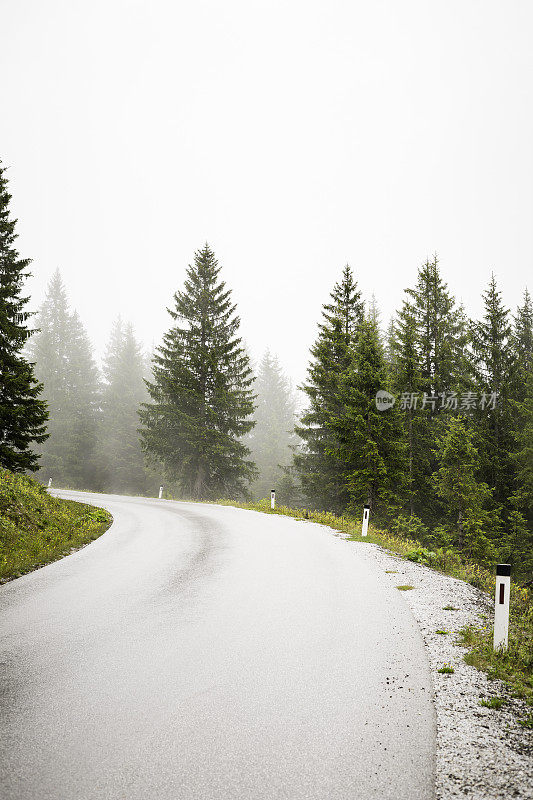 蜿蜒的山路在云中