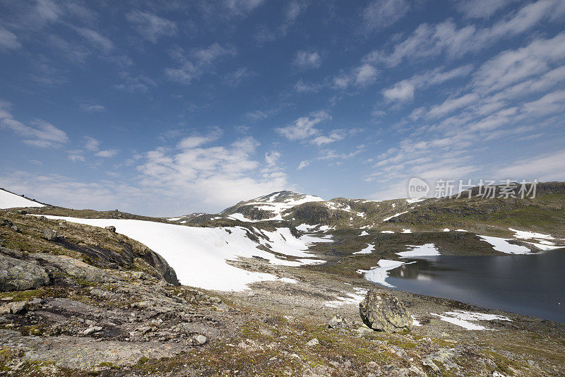 在Jotunheimen国家公园的岩石远足路线在夏天