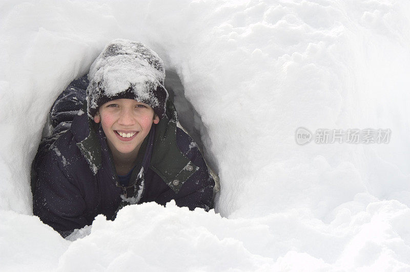 雪洞里的男孩