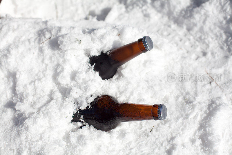 雪里的啤酒箱