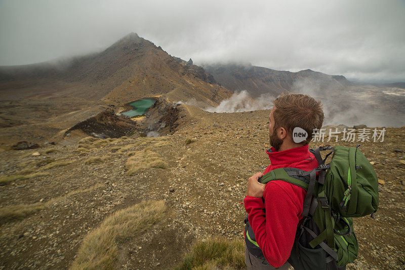 一名年轻人徒步穿越新西兰的汤加里罗阿尔卑斯山脉