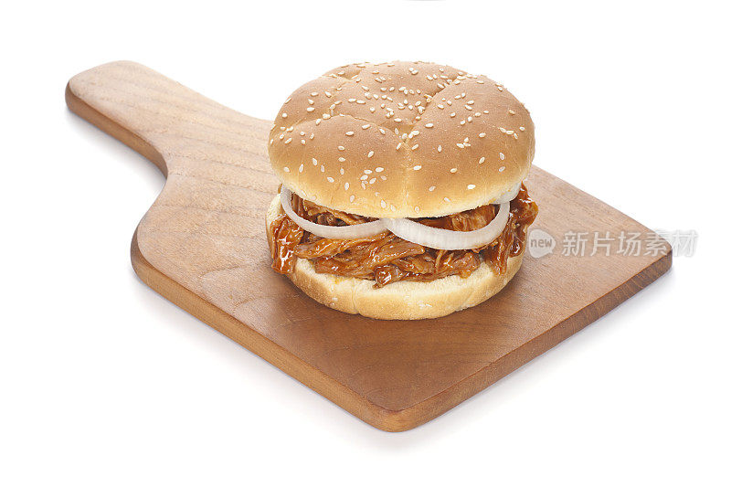 叉烧猪肉三明治加洋葱放在切菜板上