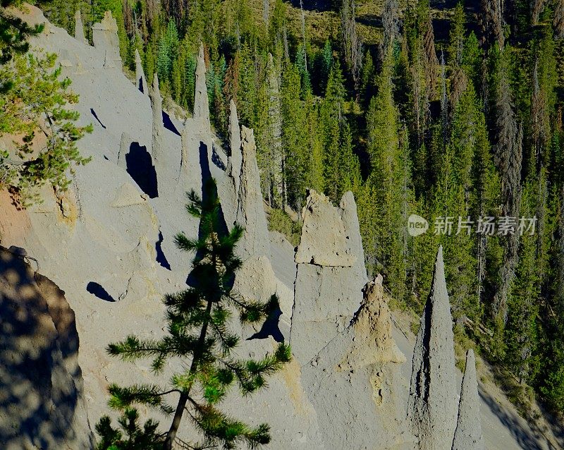 火山口湖尖塔