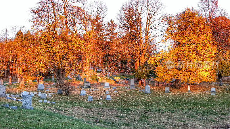 历史上的奥克伍德公墓，秋天，日落，特洛伊，纽约
