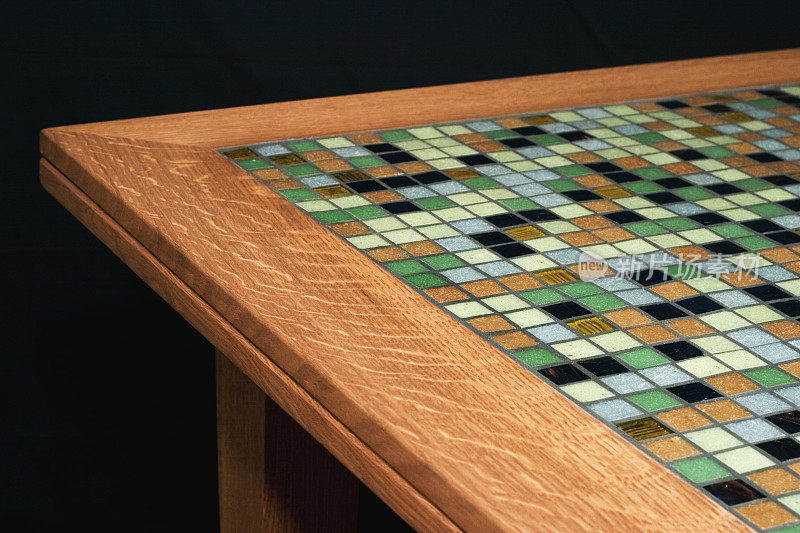 桌面瓷砖和木制角落细节