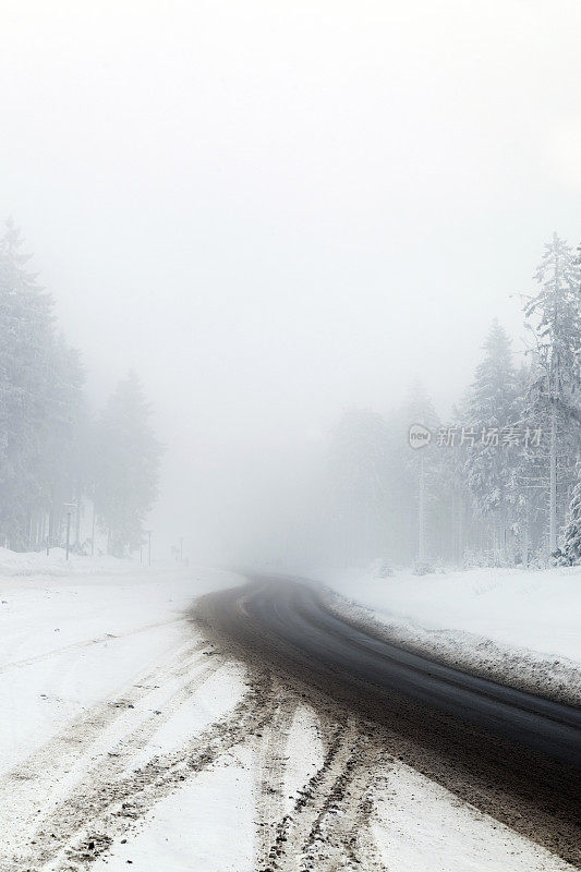 冰雪道路在雾蒙蒙的冬天景观