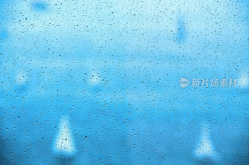 雨打在迪拜的窗户上，帆船清晰可见