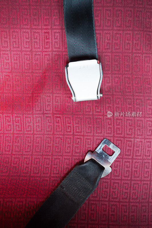 在飞机上用红色背景拍摄的安全带