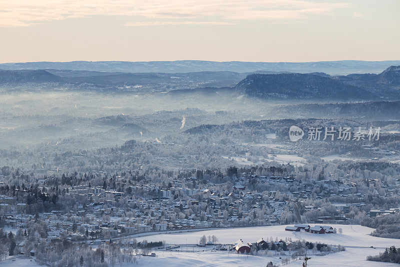 挪威奥斯陆外的Bærum霜雾和污染