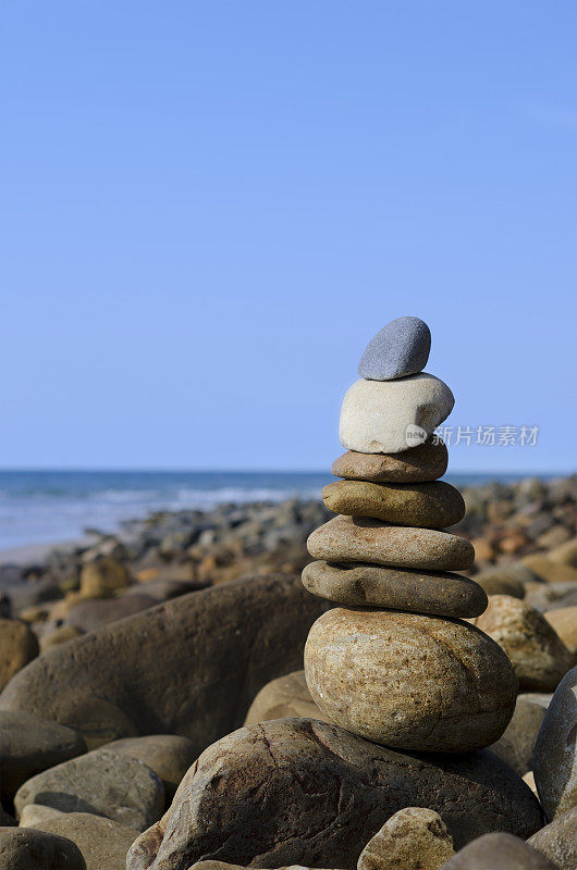 海滩边堆起的石头