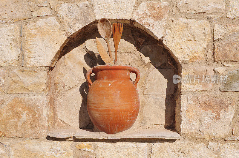 塞浦路斯帕福斯珊瑚湾一家餐厅外的墙壁装饰