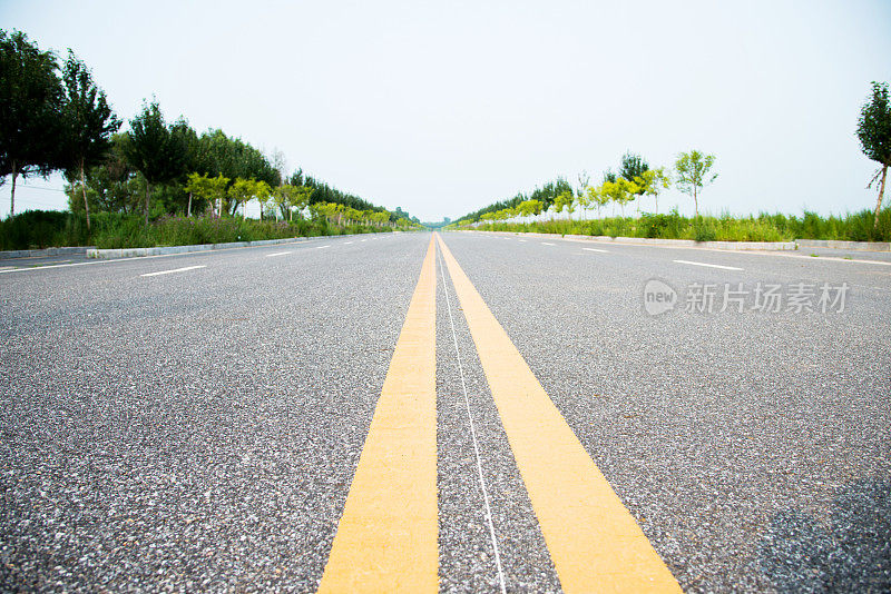 一条道路上的双黄线