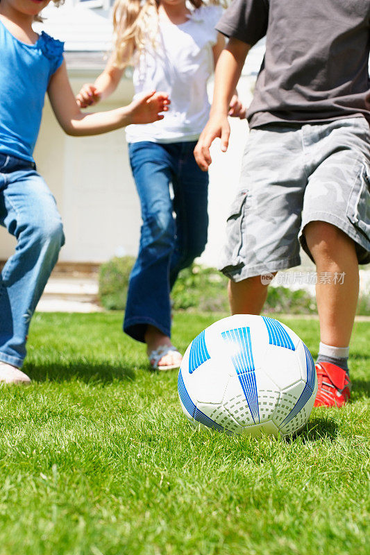 孩子们在草地上踢足球