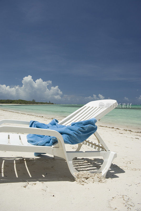 椅子在沙滩上