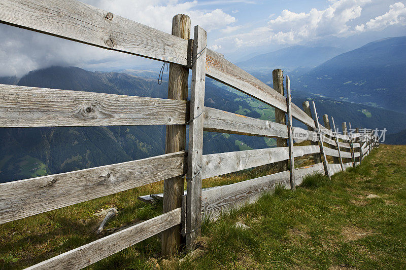 木栅栏和阿尔卑斯山脉全景景观