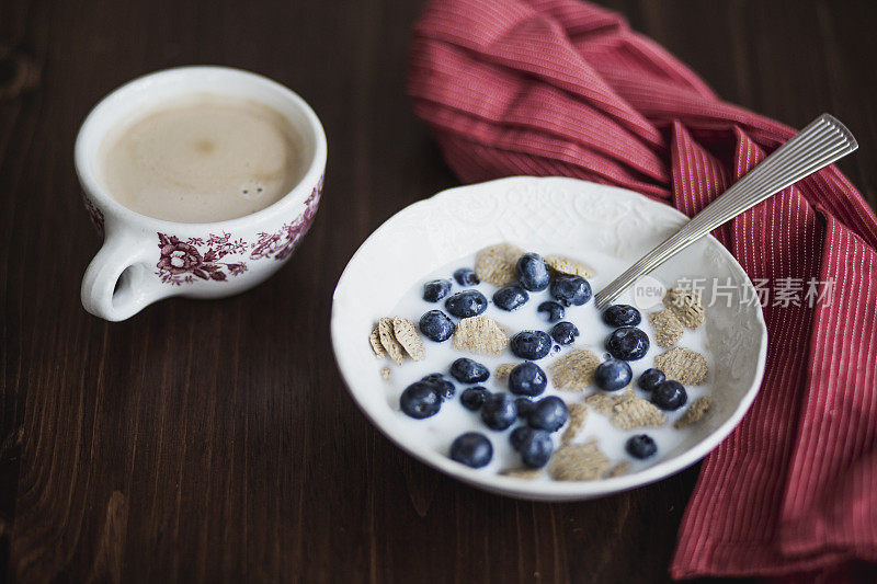 一碗蓝莓麦片和一杯咖啡