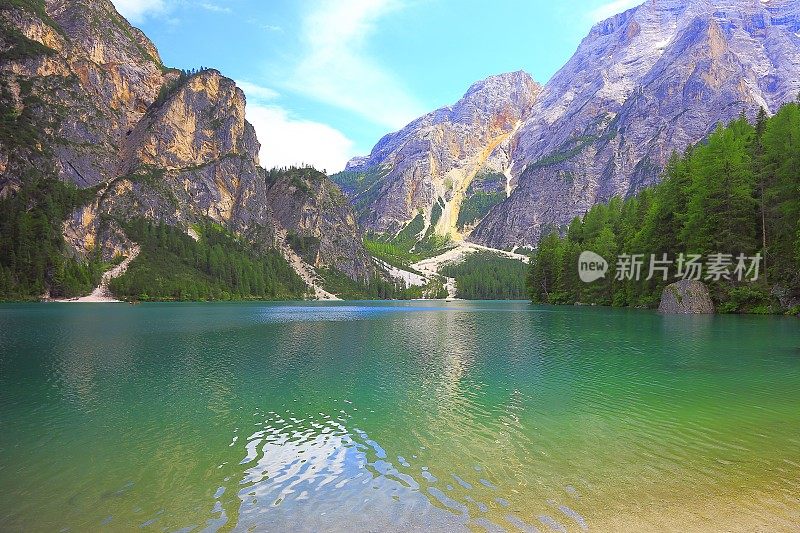 阿尔卑斯绿松石布雷斯湖(拉戈迪布雷斯)，田园诗般的景观附近雄伟的塞科费尔阿尔卑斯山谷，戏剧性的意大利南泰洛白云石雪山全景，意大利
