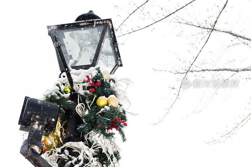 旧蒙特利尔灯柱装饰冬天在雪天