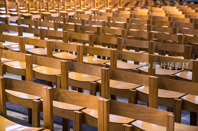 教堂里一组没有人的木椅
