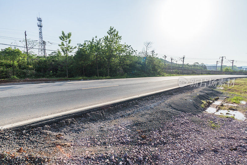 蓝天下的柏油路