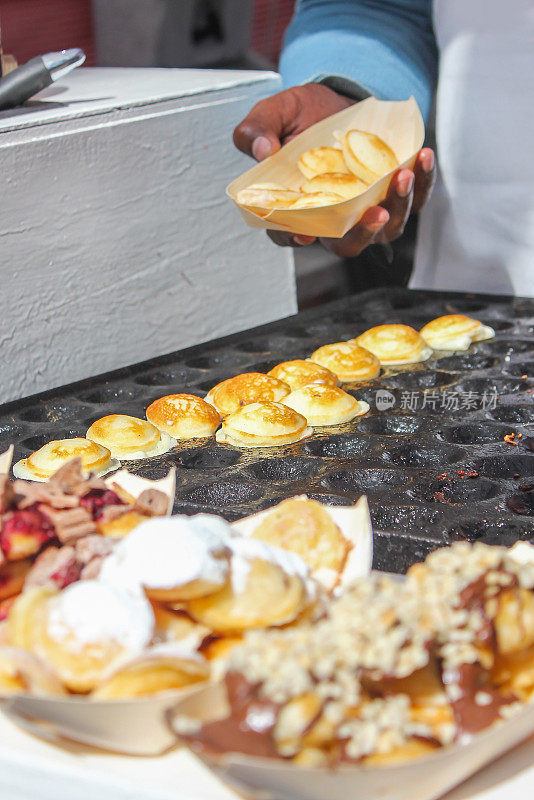 成年男子烘烤荷兰甜煎饼(poffertjes)