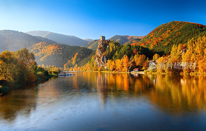 斯洛伐克，瓦格河上的秋天