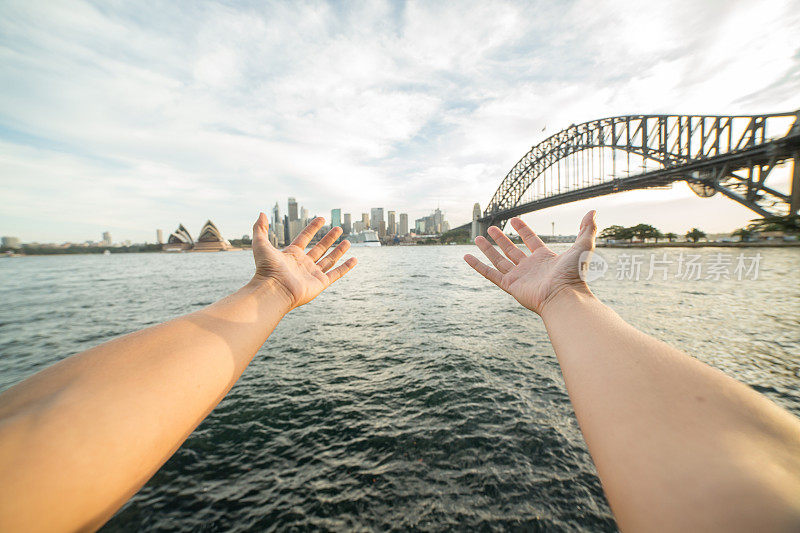 一名女子的双臂伸向澳大利亚悉尼的天际