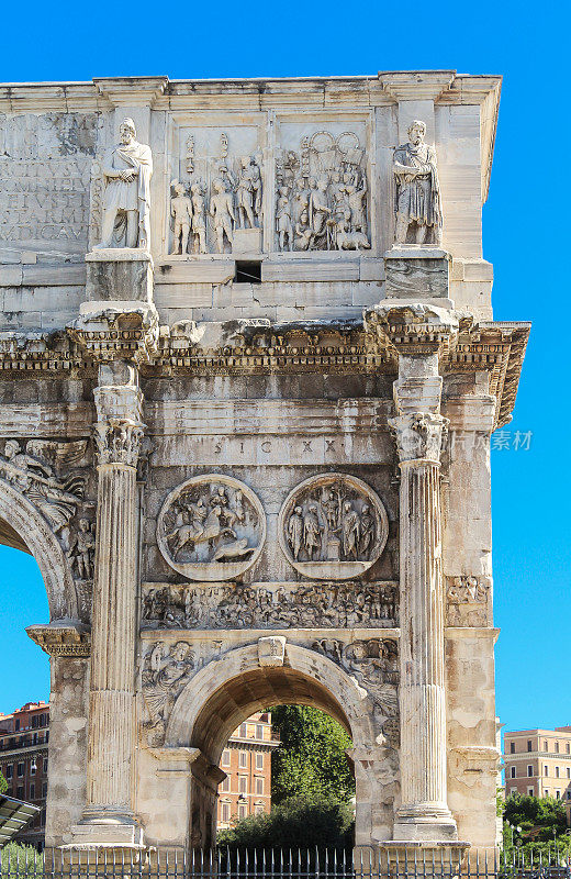 君士坦丁拱门特写和蓝天，罗马，意大利。