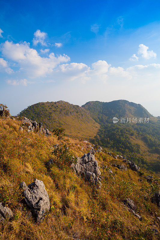 背景为山岩层，泰国