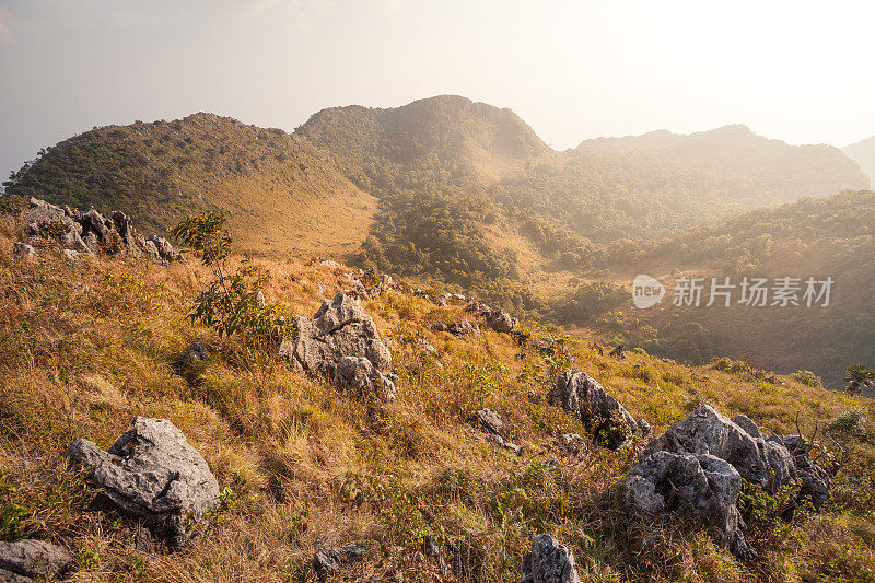 背景为山岩层，泰国