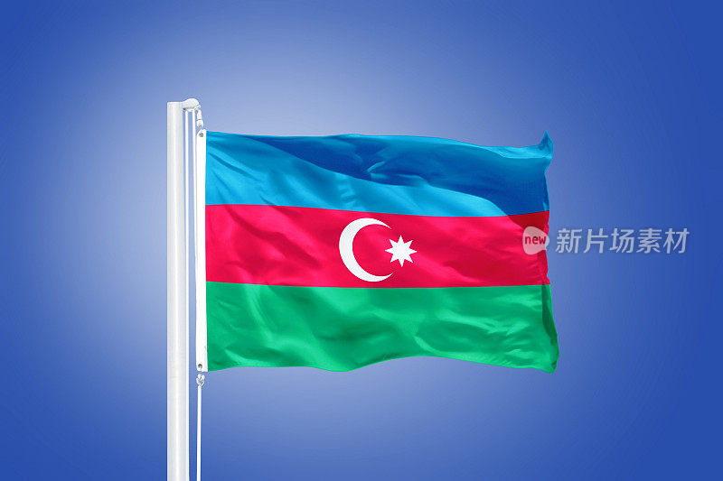 蓝天下飘扬的阿塞拜疆国旗