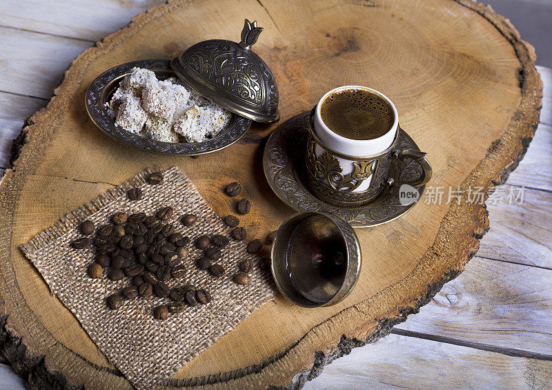 土耳其咖啡、巧克力和传统的铜餐具放在木架上